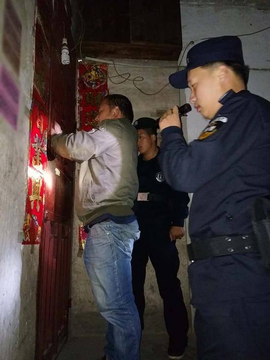 朝阳粗心妈妈误将幼女锁家中 